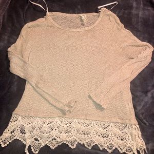 Soft feminine sweater w side slit lace trim